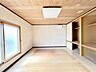 洋室：【リフォーム中　洋室】建具交換、照明交換、クロスの貼替、クッションフロア上張りを行います。