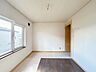 洋室：【リフォーム中＿2階南側洋室約6.5帖】クロス張替、床材上張り、建具交換、照明交換（ダウンライト）、スイッチ・コンセント交換等を予定しております。