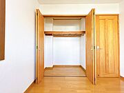 【リフォーム後写真＿収納（1階北東側洋室約6帖）】クロス張替、建具交換等を行いました。