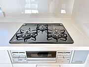 【リフォーム済み/設備】3口コンロは複数品目一緒に作れ、調理の心強い味方です。