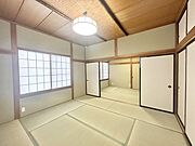 【リフォーム済】2階東側和室です。畳は表替え、ふすま障子は張り替えました。居心地の良いお部屋に仕上がりました。