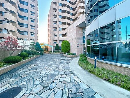 【管理棟】管理棟の写真です。敷地内にございます。