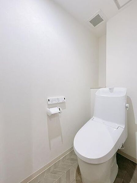 【リフォーム済】トイレはLIXIL製の温水洗浄機能付きに新品交換いたしました。キズや汚れが付きにくい加工が施してあるのでお手入れが簡単です。直接肌に触れるトイレは新品が嬉しいですよね。