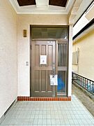 【リフォーム中　5/30撮影】玄関（外部）の写真です。玄関ドアはLIXIL製の新品に交換をいたします。天井は外壁材にてふさぎ塗装を行います。