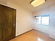 【リフォーム中　5/30撮影】南側洋室約5帖の写真です。東側に窓がついているため日当たり良好です。