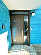 玄関正面の写真になります。