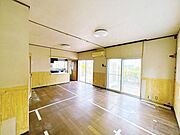 【リフォーム中6/6撮影】LDK約18.87帖の写真です。床はフローリングを重張、壁はクロス張替えを行います。