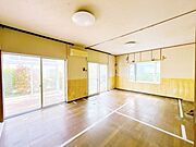 【リフォーム中6/6撮影】LDK別角度の写真です。窓が大きく、明るいリビングです。