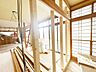 リビング/ダイニング：【リフォーム中】LDK約10帖の別角度の写真です。和室とつなげて約18帖のLDKに生まれ変わります。大きな窓があり、日当たりに期待できそうですね。