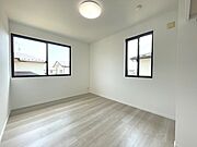 【リフォーム済】2階南西側6帖洋室です。床重ね張り、壁・天井は貼替済みです。建具・照明交換済みです。