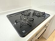 【リフォーム済】3ツ口コンロは、一度に色々なお料理が作れるので便利ですね。