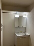 洗濯機の上にハンガースペースを設けました　いったん洗濯物をかけておいてまとめて浴室や廊下の物干しスペースへ　家事の苦手な方でも協力しやすい仕組みにしました
