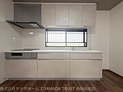 【リフォーム済】キッチンは新品に交換。※食洗機は別売りです。後から設置も可能です。キッチンには窓が有り、採光換気に良好です。