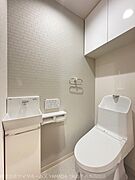 （リフォーム済）トイレはウォシュレット付便器に交換し、天井や壁、床も新しく貼り替えました。
