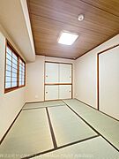 （リフォーム済）和室6帖　一間の押入れ収納が付いています。