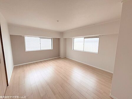 【リフォーム完了】洋室9帖　グレーのアクセントクロスでお洒落で落ち着いた空間に仕上げました。