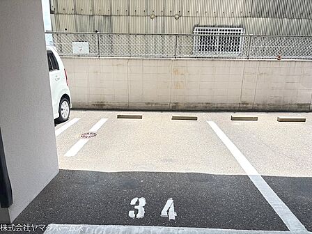 愛車はこちらの居住者専用駐車場に