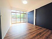 【リフォーム済】6帖洋室写真です。床はフロア材で仕上げ、壁・天井はクロスを張り替えました。