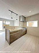 キッチン裏も広々で、すれ違いも問題なし 
