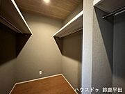 大容量のウォークインクローゼットで衣類だけでなく、趣味のものまで収納できます。
