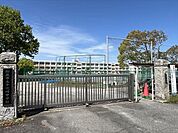 千代崎中学校【めざす学校像「互いに学び合い高め合う、明日も笑顔で来たくなる学校」めざす生徒像「主体的に学び合い、高め合う生徒」「一人ひとりの違いを認め合い、これからの社会を生き抜いていける生徒…