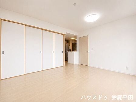 ※家具消し加工をしています。食事、くつろぎの空間がゆるやかに繋がる居心地のいい空間です。ご家族と会話しながら楽しく過ごすことができます。
