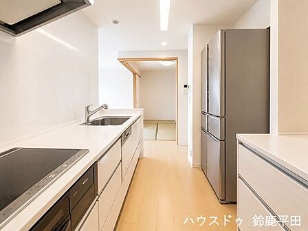 ※家具消し加工をしています。お子様などの様子をいつでも伺うことができたり、ご家族とも会話をしながら楽しく料理をすることができます。