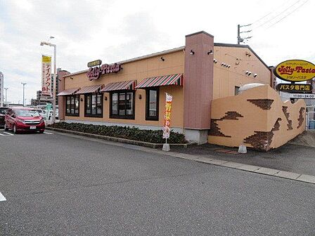 ジョリーパスタ三重川越 営業時間11:00〜24:00豊富なパスタやピザのメニューが揃っています。テイクアウトも行っているのでホームパーティーに利用もできますね。 1830m