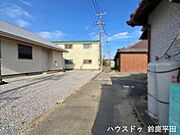 前面道路です。車がすれ違うには厳しい道幅ですが、車はスピードを抑えて走行するので、お子様にも安全な道幅となっています。（2026年4月25日　撮影）