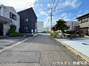 幅員約6mの前面道路です。道路幅にゆとりがあるので、車種を選びません。大きめの車を乗りたい方にもオススメです。（2026年4月25日　撮影）