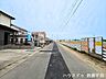 その他：幅員約4.5mの前面道路です。車1台が余裕を持って通れる道幅です。車はスピードを控えるので事故率の軽減や歩行者も安心して通行できます。（2026年3月22日　撮影）