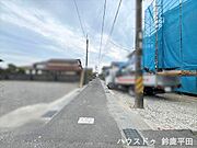 ●前面道路●普通車が1台通れる道幅。大型車の通行が少ないため振動や騒音が抑えられます（2026年4月29日撮影）