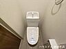 トイレ：清潔感のあるシンプルなトイレです。温水便座機能がついているので毎日快適に使用できます。