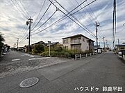 お子様と手を繋いで歩いている横を車が通り抜けれる道幅となっています。安心してお子様と一緒にお出掛けする事が出来ます。（2025年11月2日撮影）
