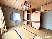 2階6帖：天袋の付いた押入れは、収納力が豊富です。普段あまり使わない季節の物や、かさばる物をすっきりと片付けることができ、お部屋を広くお使いいただけます。（2025年10月26日撮影）