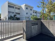 四日市市立常磐西小学校昭和48年新設校章には深い友情をもって互いに手を取り合い、目的に向かって邁進するという願いが込められています 1530m