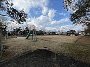 三滝台1号公園ぶらんこ、すべり台、鉄棒のある公園です。公園を囲むように木が植えてあり、お散歩をするのも心地よさそうです。 50m