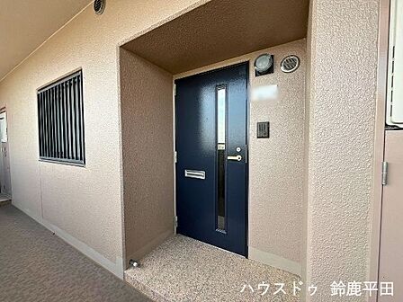 共用廊下から少し奥まった設計で、プライバシー性に配慮された玄関。ドアを開けたときに人にぶつかるリスクも少なくできます。採光スリット付きで明るさを取込やすうい使用です。(2026年4月6日撮影)