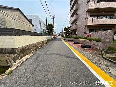 幅員約4mの前面道路です。車1台が余裕を持って通れる道幅です。車はスピードを控えるので事故率の軽減や歩行者も安心して通行できます。(2026年4月6日撮影)