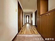 奥まで一直線の廊下で、各居室への動線が分かりやすい間取りになっています。落ち着いた色味のフローリングで上質感のある室内空間に♪（2026年4月6日撮影）