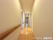 廊下には物入がついています。掃除道具などをしまっておけます（2026年4月6日撮影）