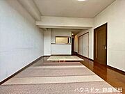 南向きのバルコニーからの陽射しが部屋の奥まで届く、明るいリビングです。※小物削除加工を行っております。（2025年9月13日　撮影）