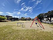 青谷公園【緑に囲まれた住宅街にあり、ブランコや滑り台、バスケットゴールに雲梯、ジャングルジムなどの遊具があります。】 550m