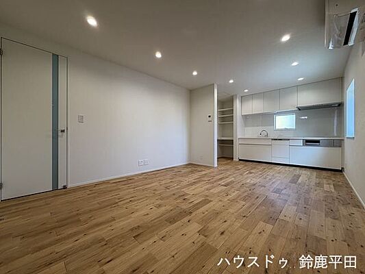 リビング/ダイニング 亀山市川合町　中古一戸建て