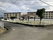 安塚団地幼児遊園【安塚団地の一角にある、三角形の敷地の公園です。ベンチが数台と鉄棒がある、皆の憩いの場です。】 370m