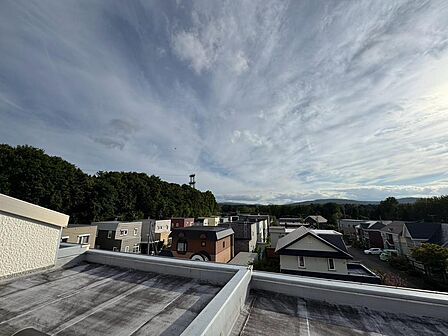バルコニーからは住宅街と豊かな緑、その先に広がる山並みを望めます。視界を遮る高い建物が少なく、開放感あふれる眺望が魅力。青空や季節によって表情を変える美しい景色を、日々の暮らしの中で楽しめます。