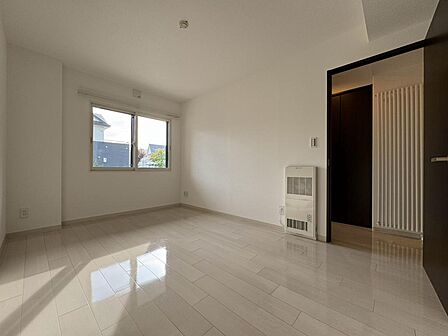 白を基調とした明るく開放感のある洋室です。窓から自然光が差し込み、気持ちよく過ごせる空間。シンプルな内装で家具やインテリアを合わせやすく、寝室や子ども部屋など幅広い用途で活用できます。