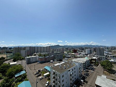こちらは住戸からの眺望です。周辺建物との距離感や視線、陽当たりなど、写真だけでは分かりにくい点を現地でご確認いただけます。ご案内に詳しくご説明します。