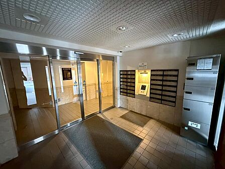 オートロックを備えたマンションのエントランス。集合ポストと宅配ボックスがまとまり、郵便物や荷物の受け取りに便利です。共用部分の雰囲気と出入りの動線など、室内と合わせ日々の使い勝手を現地で確認できます。