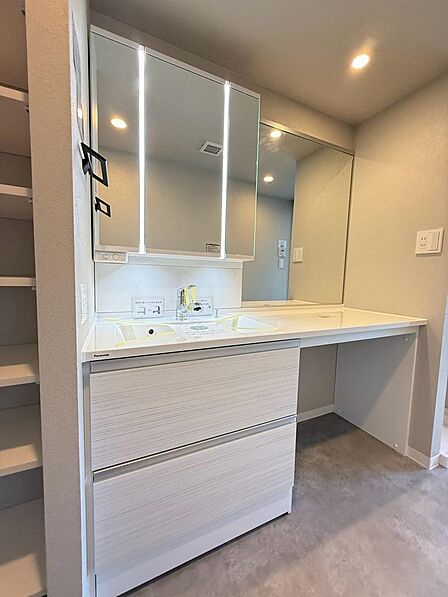 毎日使用する洗面室は、広さだけでなく収納や動線も重要です。タオルや日用品の置き場所、洗濯のしやすさも一緒に確認できます。